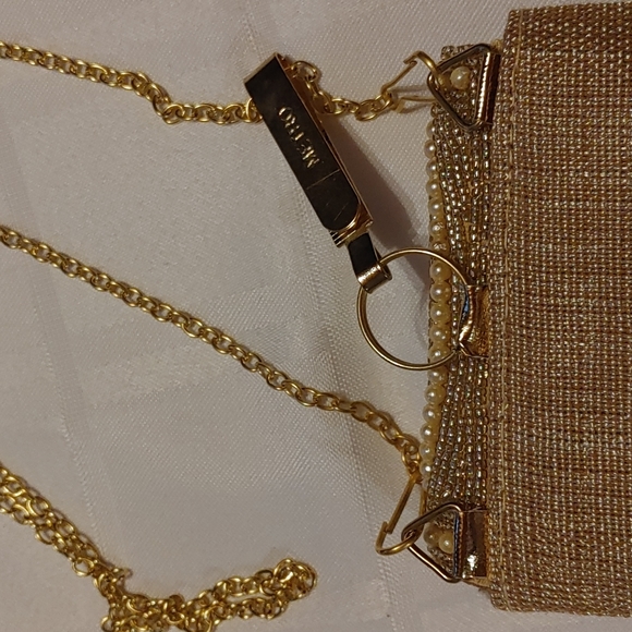 Clutch Purse with Strap and Saree Clip - Picture 3 of 12